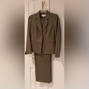 Suit Studio Women’s Suit 8P Color Green. New without tags